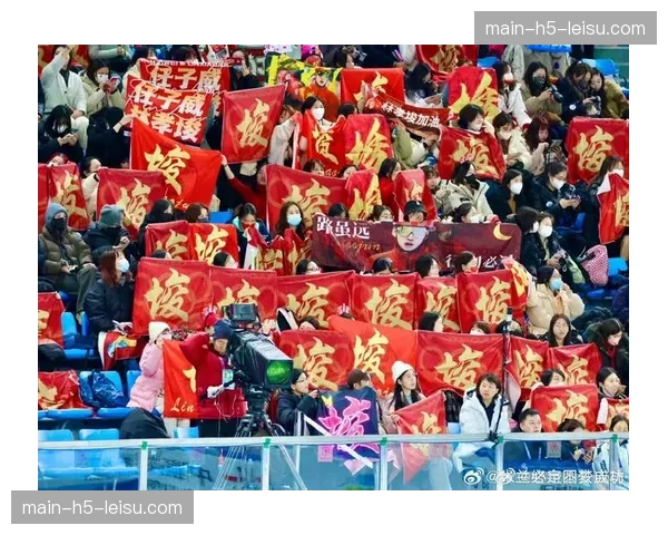 看台镜头：小球迷高举“爸爸，我们永远支持你”标语感动全场