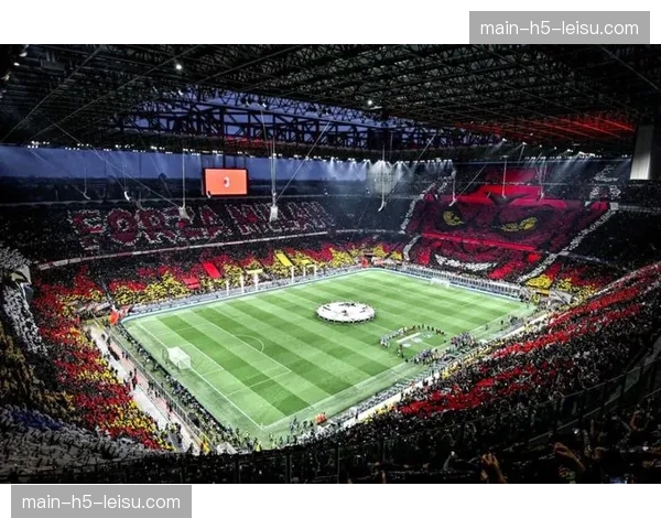 特写：都灵前锋萨纳布里亚主罚点球前，圣西罗南看台巨型TIFO展开