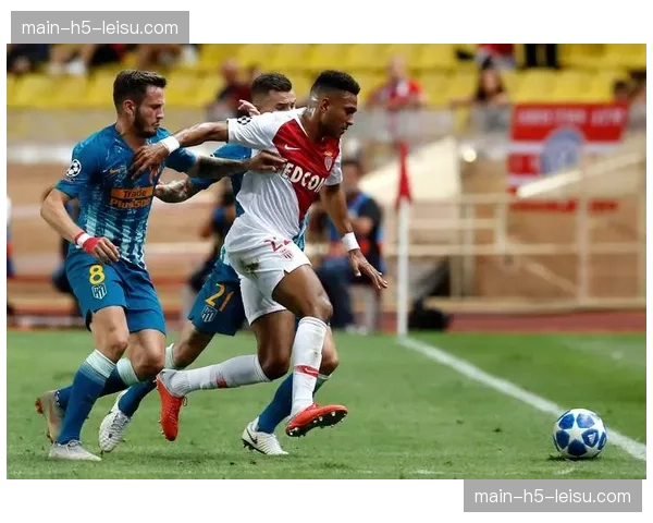 诺坎普球场巴萨球迷高举标语支持球队， despite欧冠出局结局